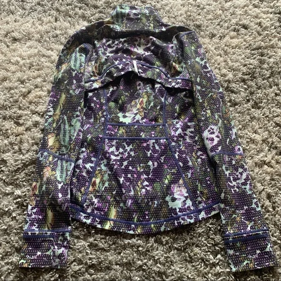 Lululemon define jacket size 8!💜 - Picture 3 of 3